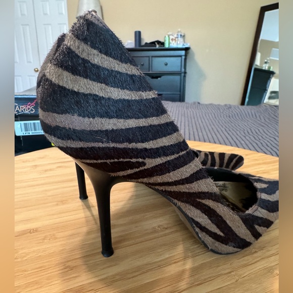 CARLOS Exude Zebra Heel - 8 - Picture 4 of 10